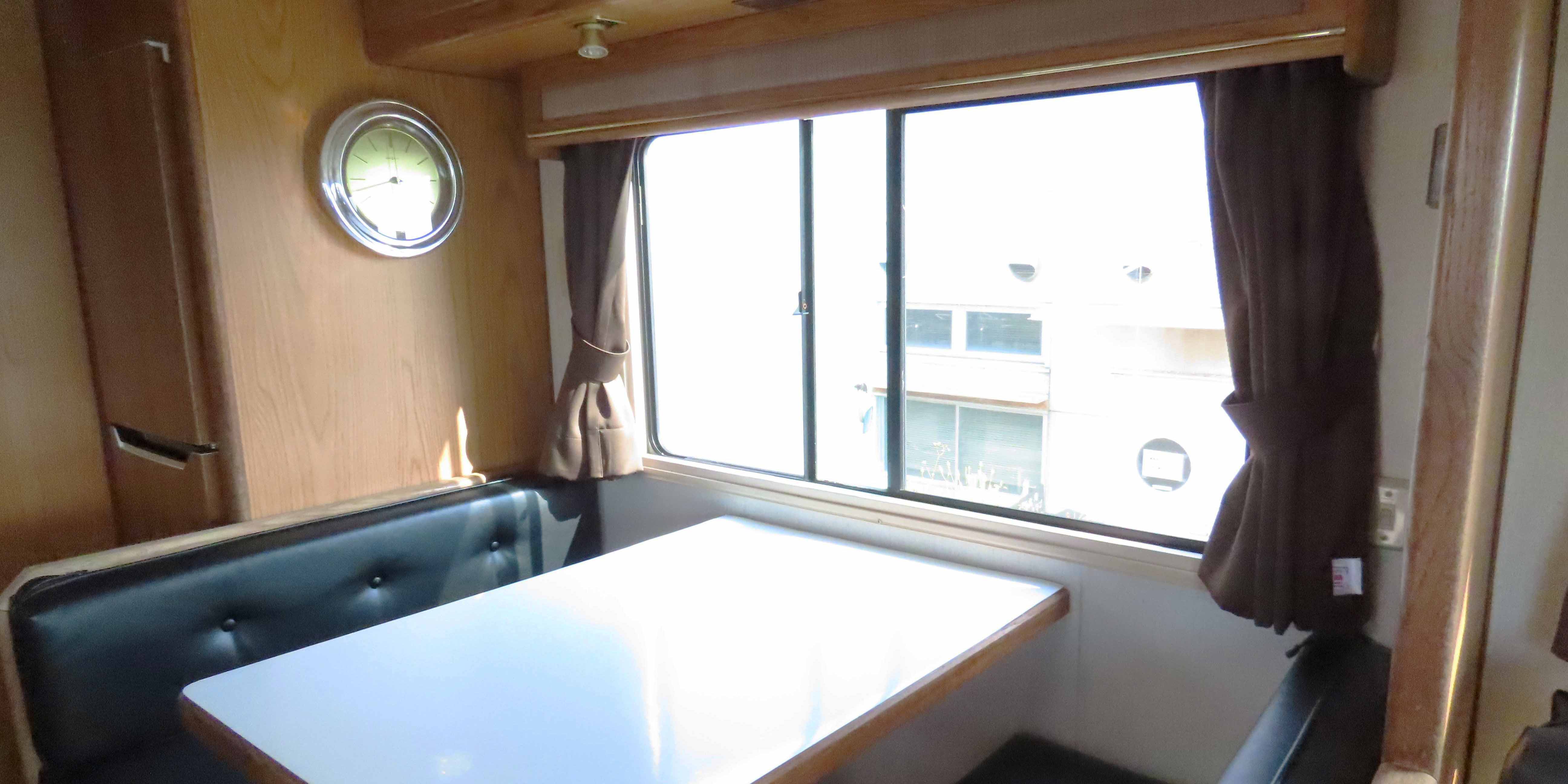 「大阪マリーナリゾート」のキャンピングカー「インペリアル」大きな窓から見える景色