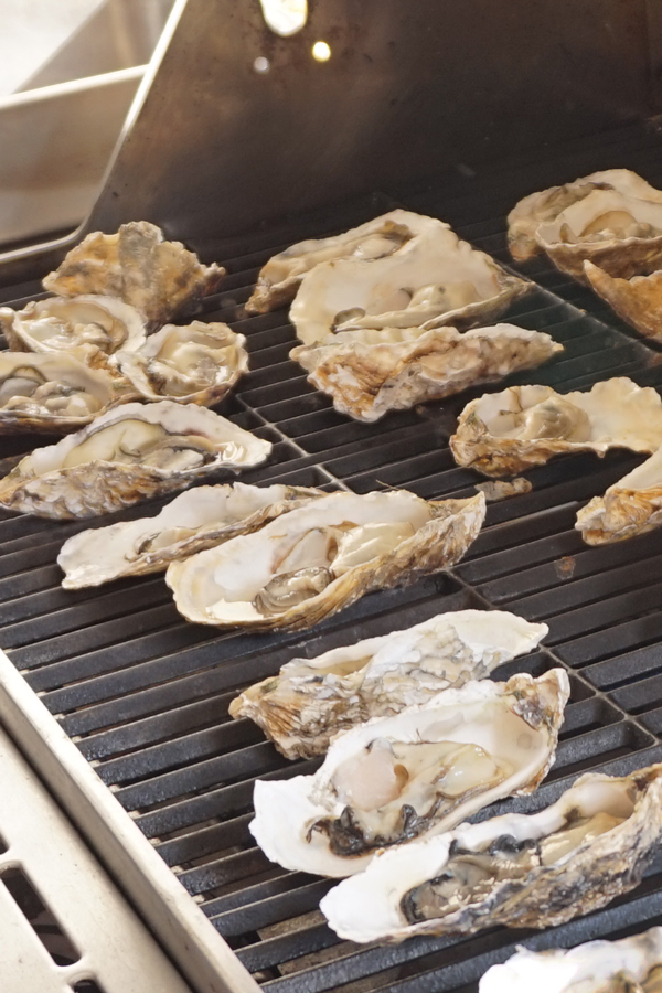 バーベキューコンロで焼き牡蠣